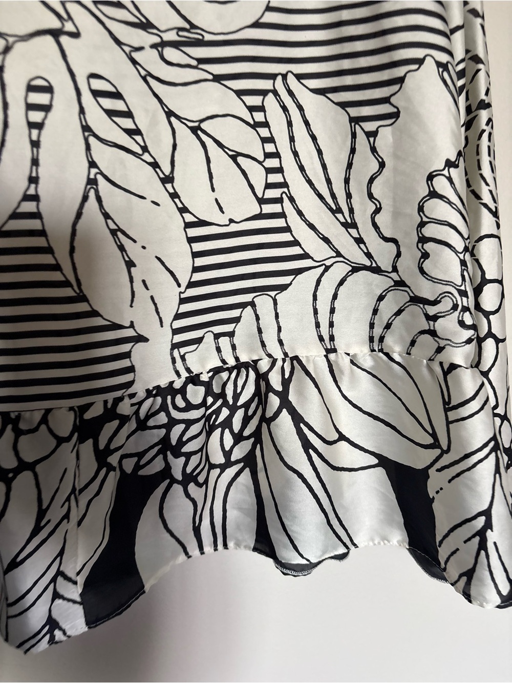Rinascimento Monochrome Floral Tie-Front Blouse - Picture 6 of 10